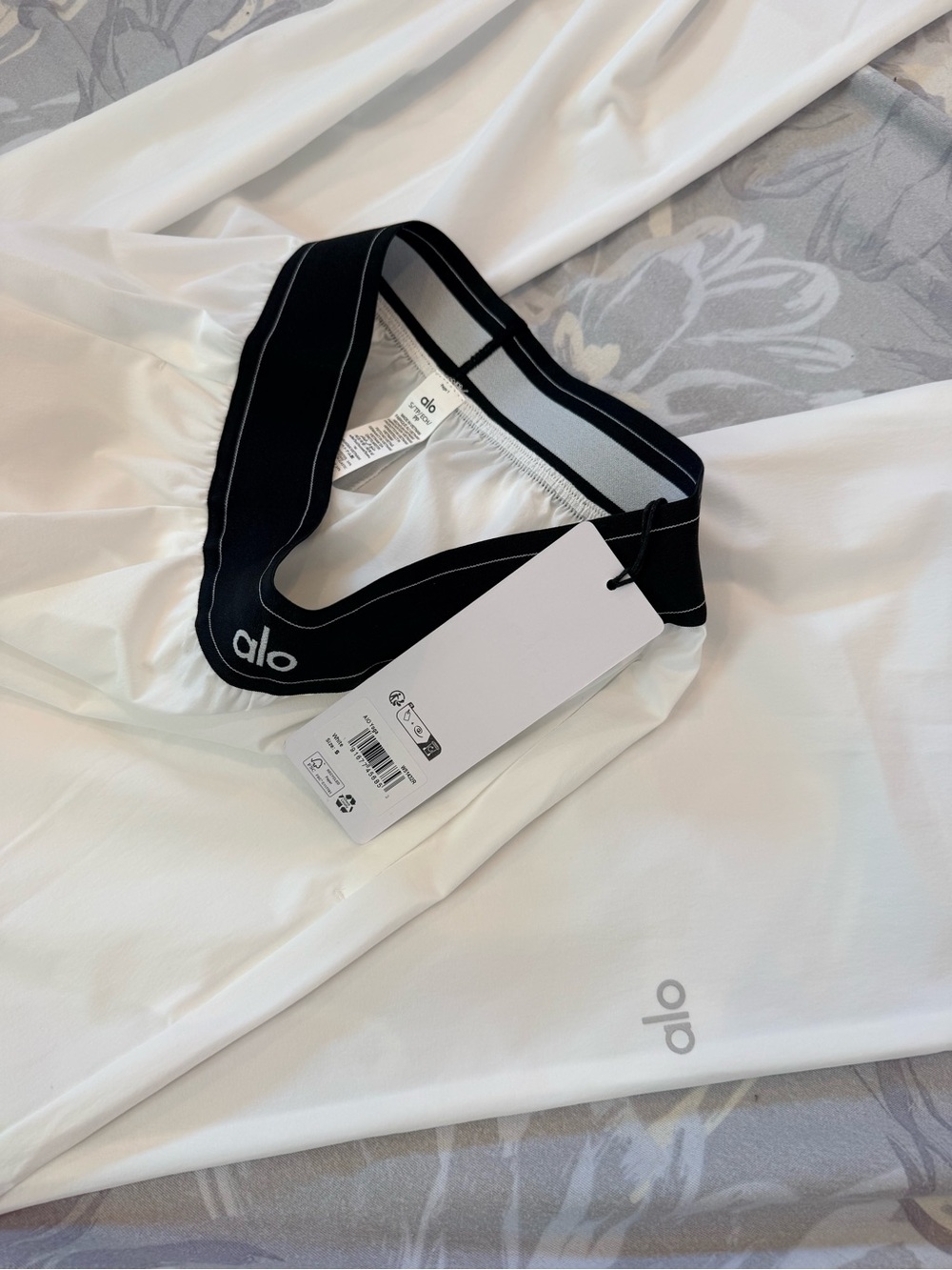 NWT Alo Yoga High-Waist Pursuit Trouser - White (Women's)